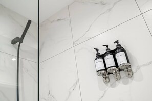 Bathtub, eco-friendly toiletries, hair dryer, bidet - Majestic Apartment in the ♥️ of Marylebone 🌿 Chic Garden ❄️ Air Con | Sleeps 8 (Greater London)