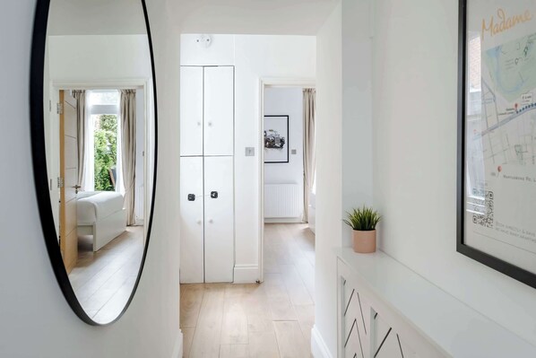 Interior - Majestic Apartment in the ♥️ of Marylebone 🌿 Chic Garden ❄️ Air Con | Sleeps 8 (Greater London)