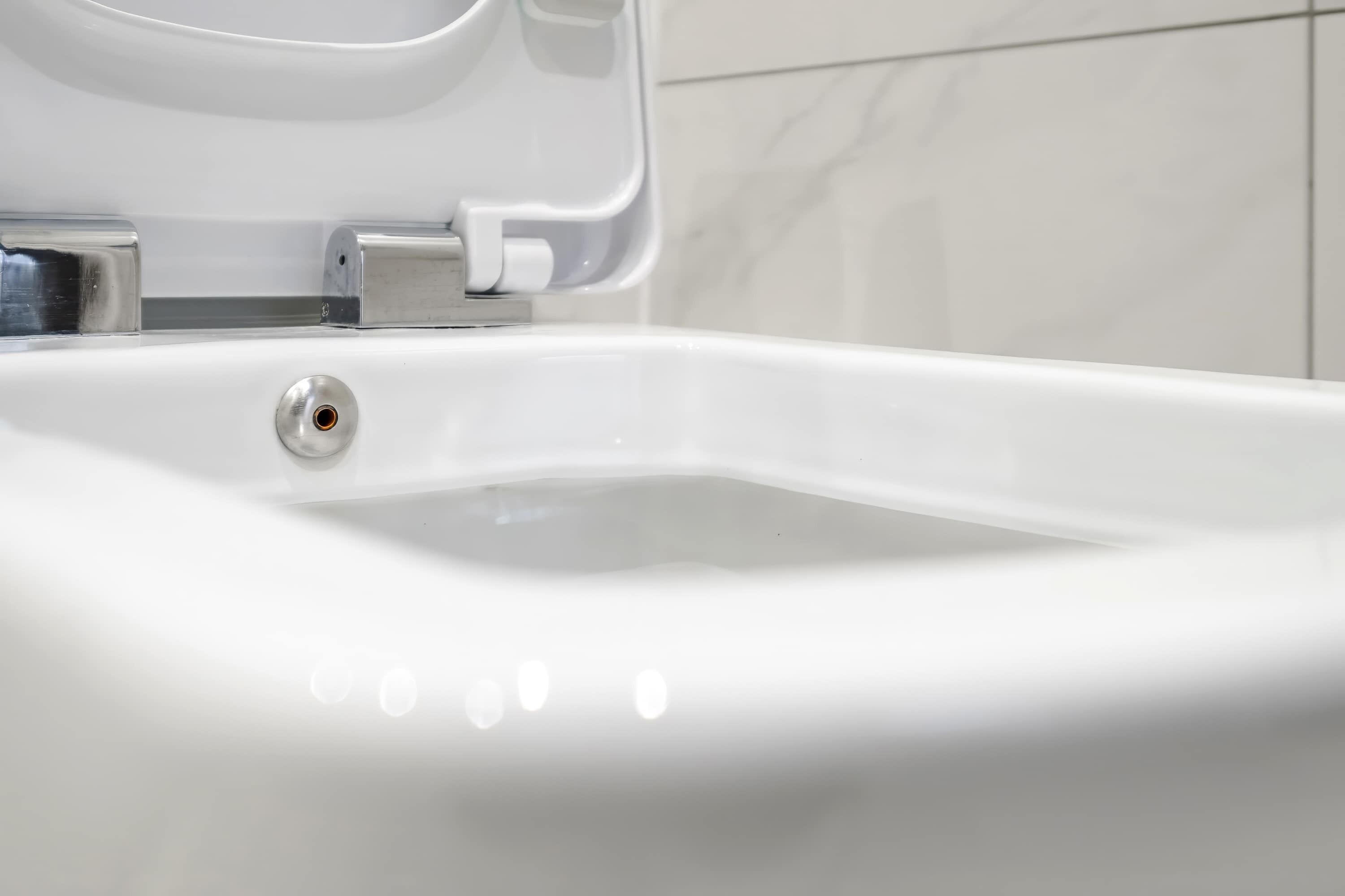 Une salle de bain moderne avec un lavabo blanc et un robinet chromé.