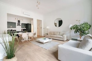 Smart TV, fireplace, stereo, offices