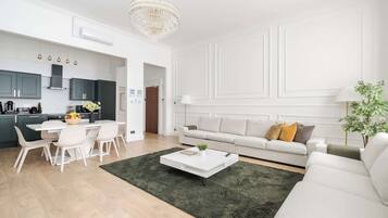 Smart TV, chimenea, videojuegos y reproductor de DVD