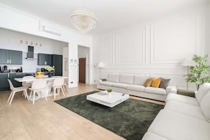 Smart TV, fireplace, video games, DVD player - Majestic Apartment in the ♥️ of Marylebone ❄️ Air Con. 🌿 Garden | Sleeps 8 (Greater London)