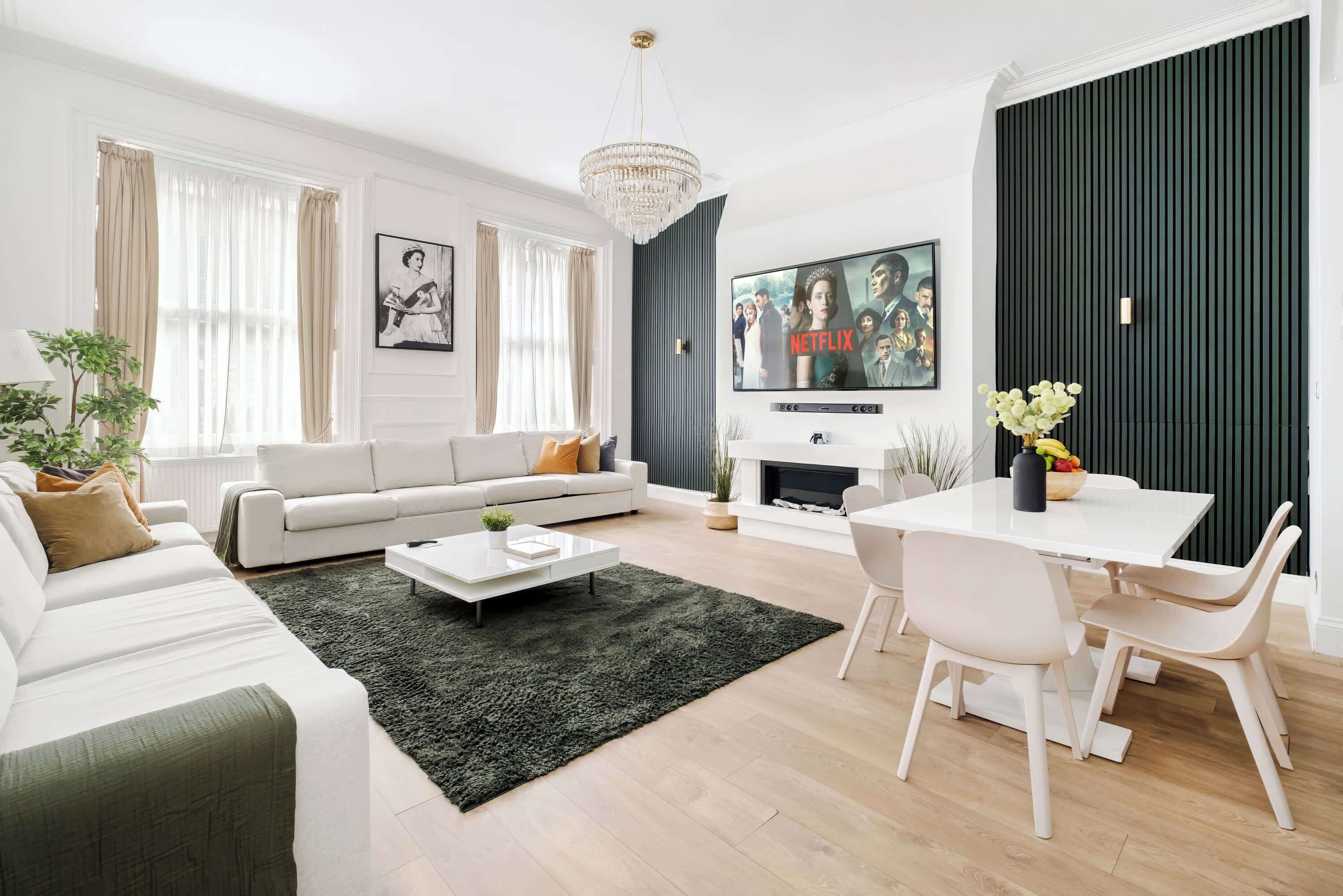 Téléviseur connecté, foyer, chaîne audio, bureau