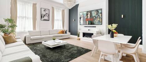 Téléviseur connecté, foyer, chaîne audio, bureau