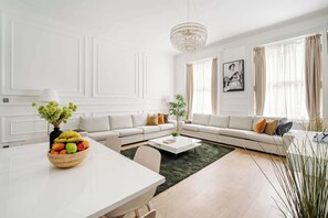 Smart TV, fireplace, video games, stereo - Luxury Majestic Apartment in the ♥️ of Marylebone, Central London, w/Air Con (Greater London)