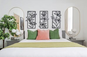 2 habitaciones, escritorio y tabla de planchar con plancha 