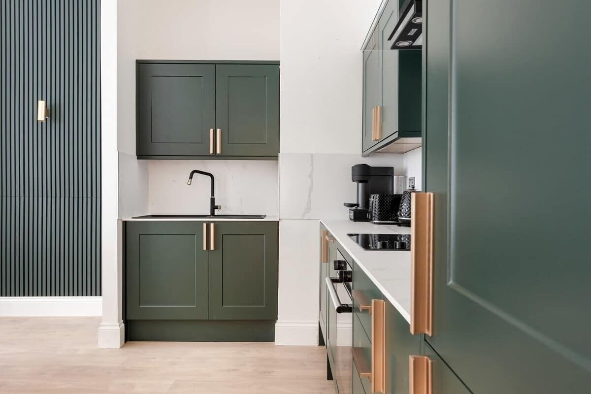 Kjøleskap, mikrobølgeovn, ovn og kokeplater