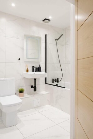 Baignoire, articles de toilette écologiques, sèche-cheveux, bidet