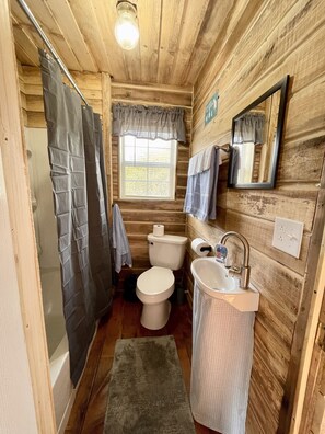 Duschwanne, Haartrockner, Handtücher, Toilettenpapier