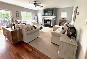 Smart TV, chimenea, futbolito y tenis de mesa 