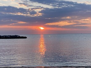 Una playa cerca, sillas reclinables de playa