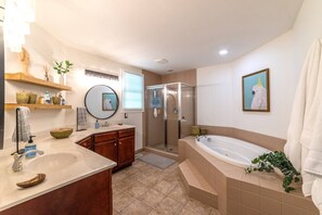 Combined shower/tub, jetted tub, hair dryer, towels - Spacious Family Beach Retreat (Cape Charles)