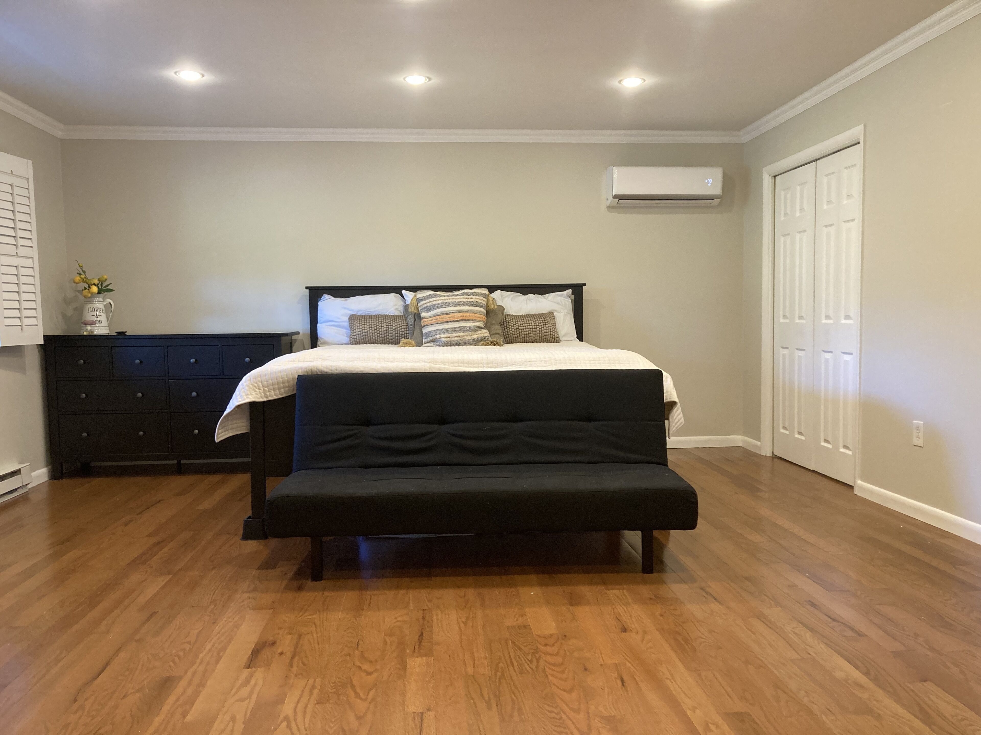 Huge king bed en suite, eco- friendly, clean & near attractions! 