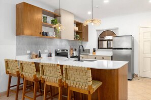 Køleskab, mikrobølgeovn, ovn, kogeplade