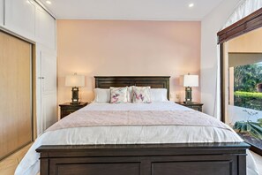 Tabla de planchar con plancha, wifi gratis y ropa de cama