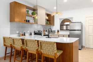 Køleskab, mikrobølgeovn, ovn, kogeplade