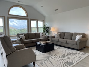 Smart TV - Spacious, Bright, & Airy Home - 100 steps to beach (Corolla)