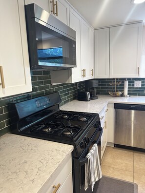 Frigorifero, microonde, forno, piano cottura