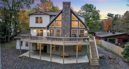 8 BEDROOM 5K Sq Ft Can Sleep 30, Minutes to Slopes and Lake, W/ VOLLEYBALL COURT