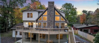 8 BEDROOM 5K Sq Ft Can Sleep 30, Minutes to Slopes and Lake, W/ VOLLEYBALL COURT