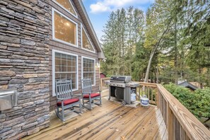Property grounds - 8 BEDROOM 5K Sq Ft Can Sleep 30, Minutes to Slopes and Lake, W/ VOLLEYBALL COURT (Lake Harmony)
