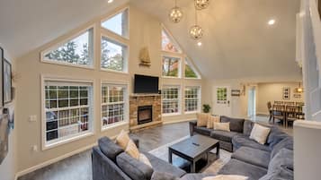 TV connectée, cheminée, baby-foot, chaîne hi-fi