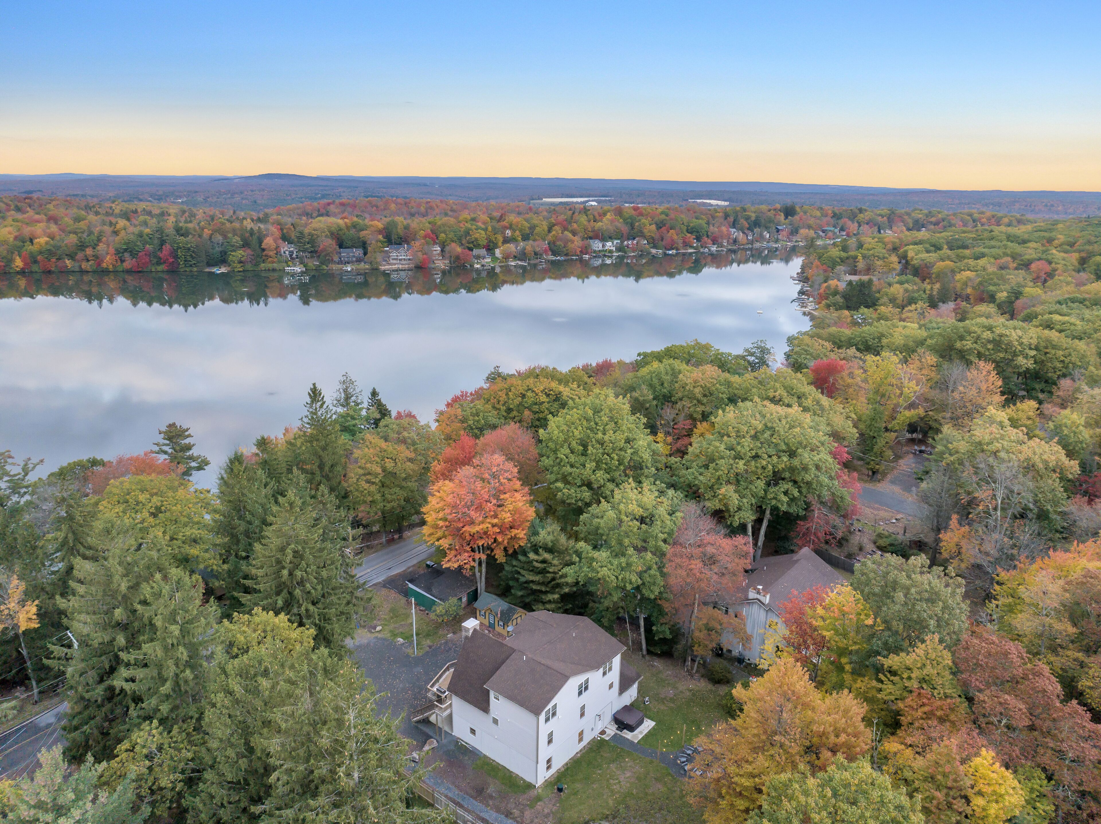 8 BEDROOM 5K Sq Ft Can Sleep 30, Minutes to Slopes and Lake, W/ VOLLEYBALL COURT