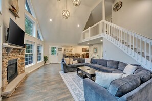 Smart TV, fireplace, table football, stereo - 8 BEDROOM 5K Sq Ft Can Sleep 30, Minutes to Slopes and Lake, W/ VOLLEYBALL COURT (Lake Harmony)