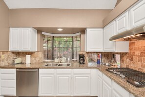 Fridge, microwave, oven, stovetop - Cheerful Home in Clear Lake minutes from JSC/NASA (Houston)