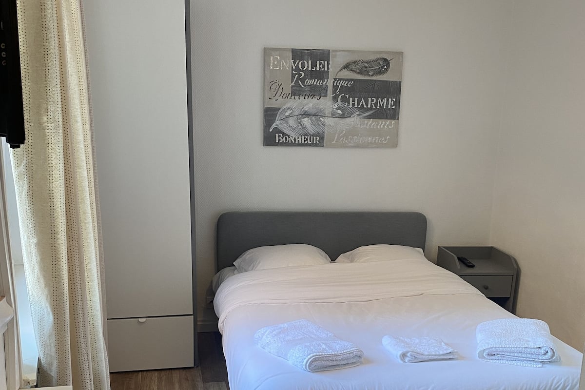 Insonorización, wifi gratis y ropa de cama
