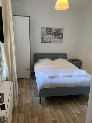 防音設備、WiFi (無料)、ベッドシーツ