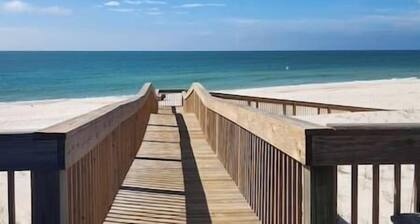 Pet Friendly, 4/4.5 with Pool & Beach/Bay Views