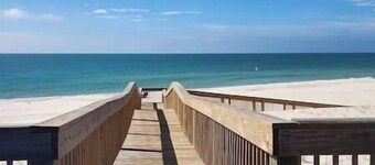 Pet Friendly, 4/4.5 with Pool & Beach/Bay Views