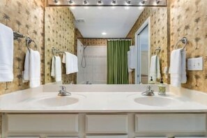 Ensemble douche/baignoire, sèche-cheveux, serviettes fournies