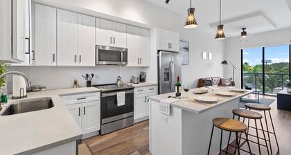 Lux King Suite|EV|Onsite Gym|Near PBI, Beach, Hospitals & shopping