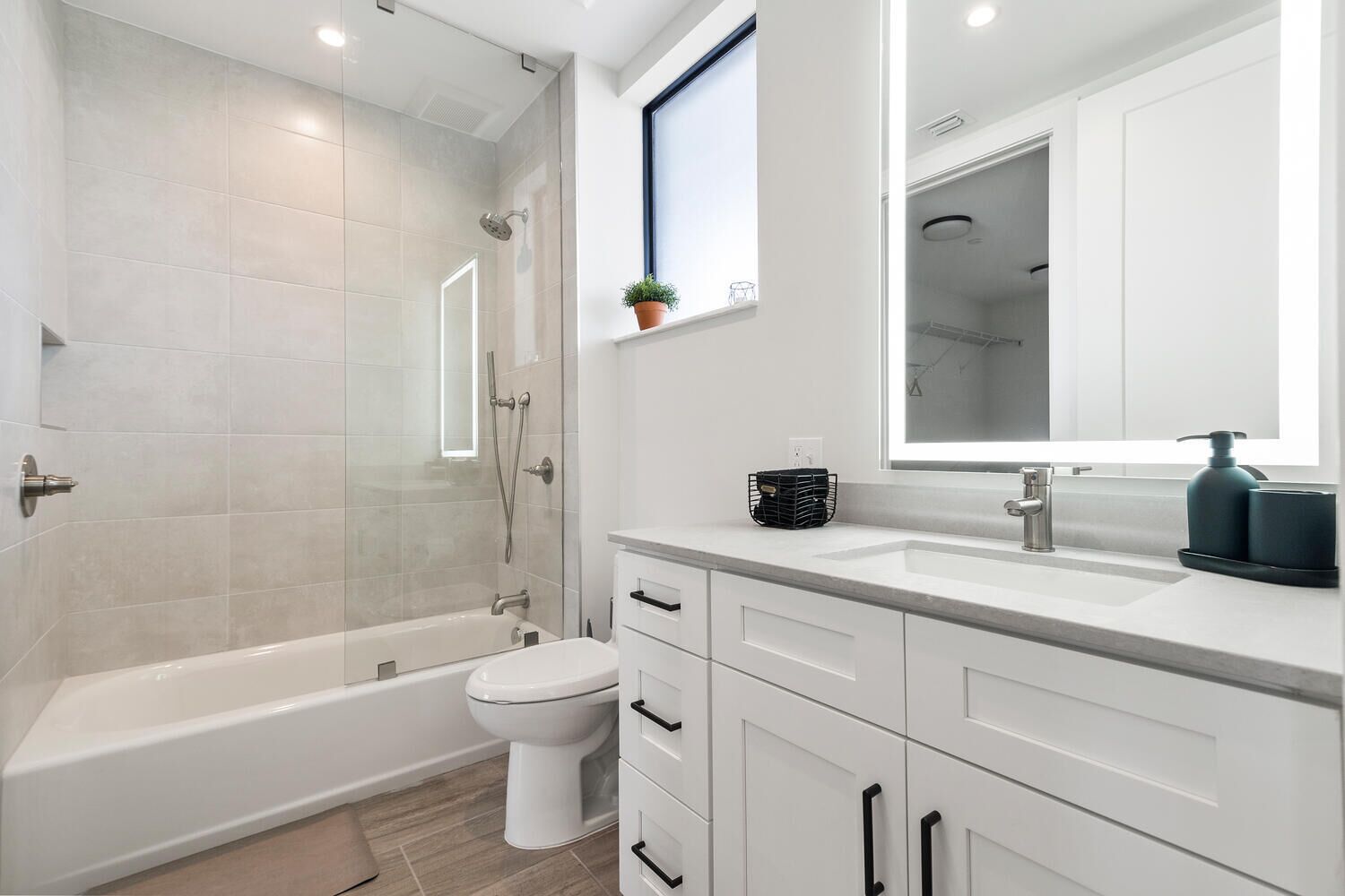 Lux King Suite|EV|Onsite Gym|Near PBI, Beach, Hospitals & shopping