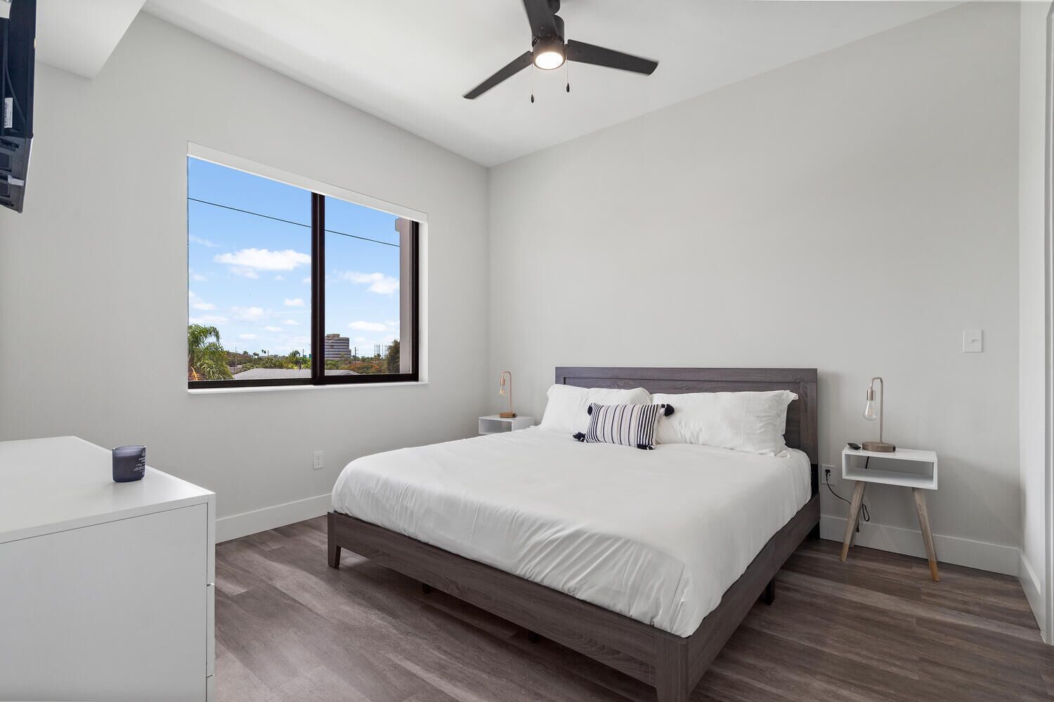 Lux King Suite|EV|Onsite Gym|Near PBI, Beach, Hospitals & shopping