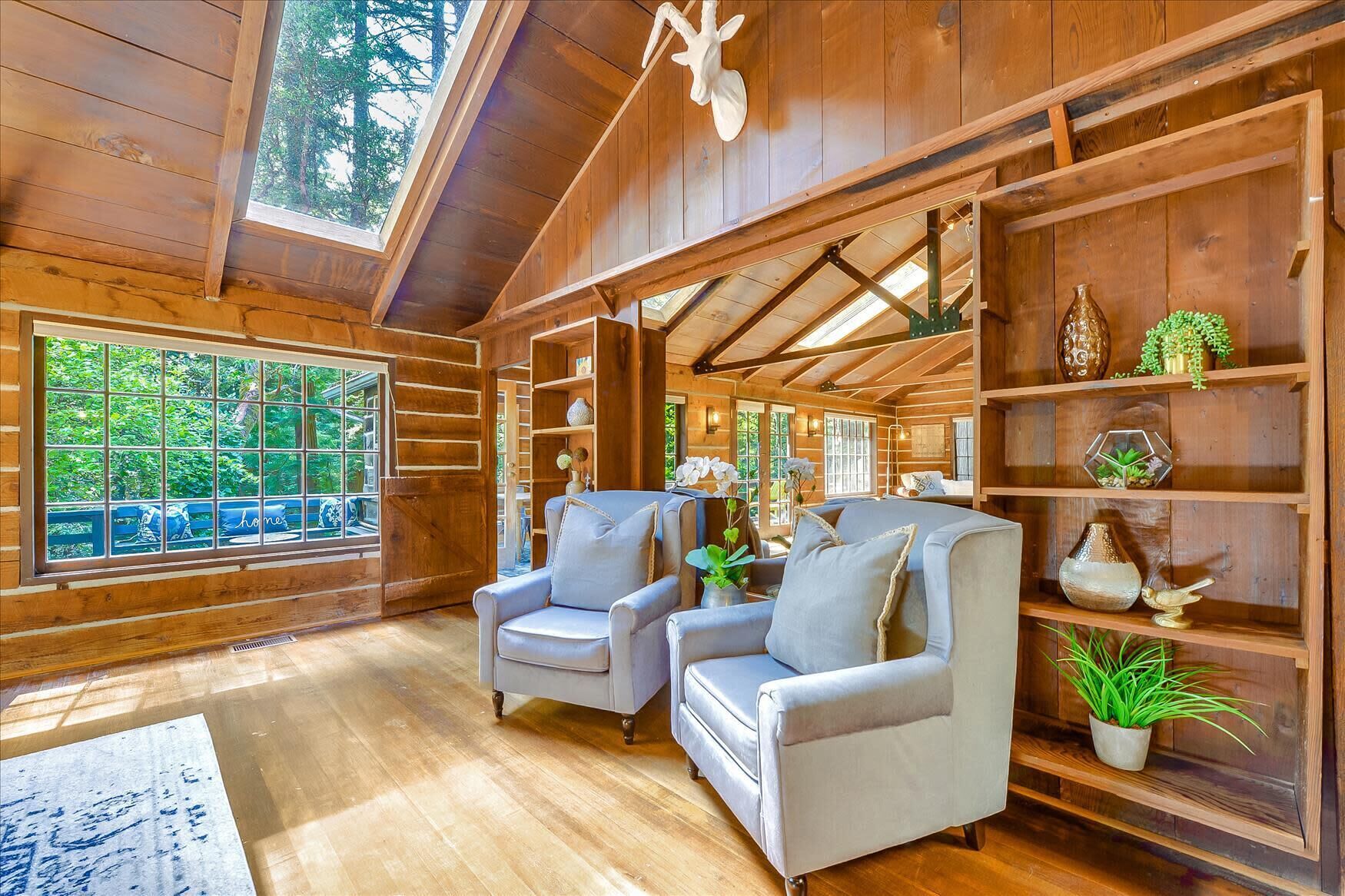 Log-Cabin Home Retreat - Walk to Restaurants, Trails, Hiking & Biking