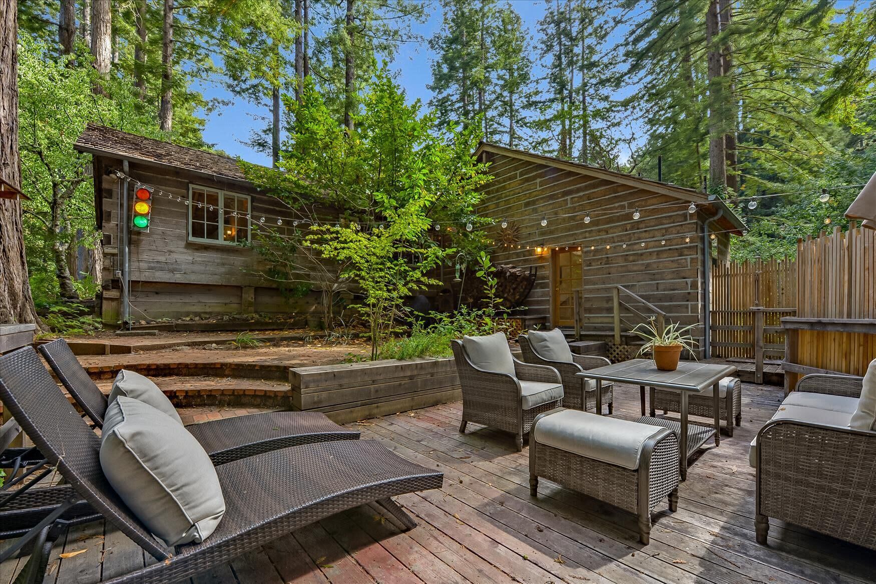 Log-Cabin Home Retreat - Walk to Restaurants, Trails, Hiking & Biking