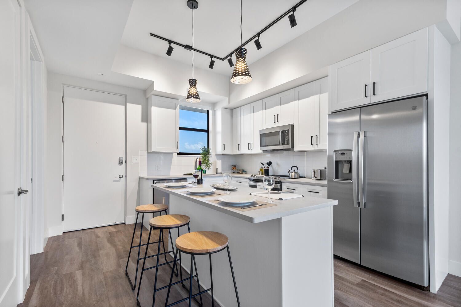 Jääkaappi, mikroaaltouuni, uuni, liesi