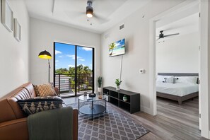 1 bedroom, iron/ironing board, free WiFi, bed sheets - Lux King Suite|EV|Onsite Gym|Near PBI, Beach, Hospitals & shopping (West Palm Beach)