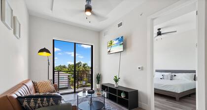 Lux King Suite|EV|Onsite Gym|Near PBI, Beach, Hospitals & shopping