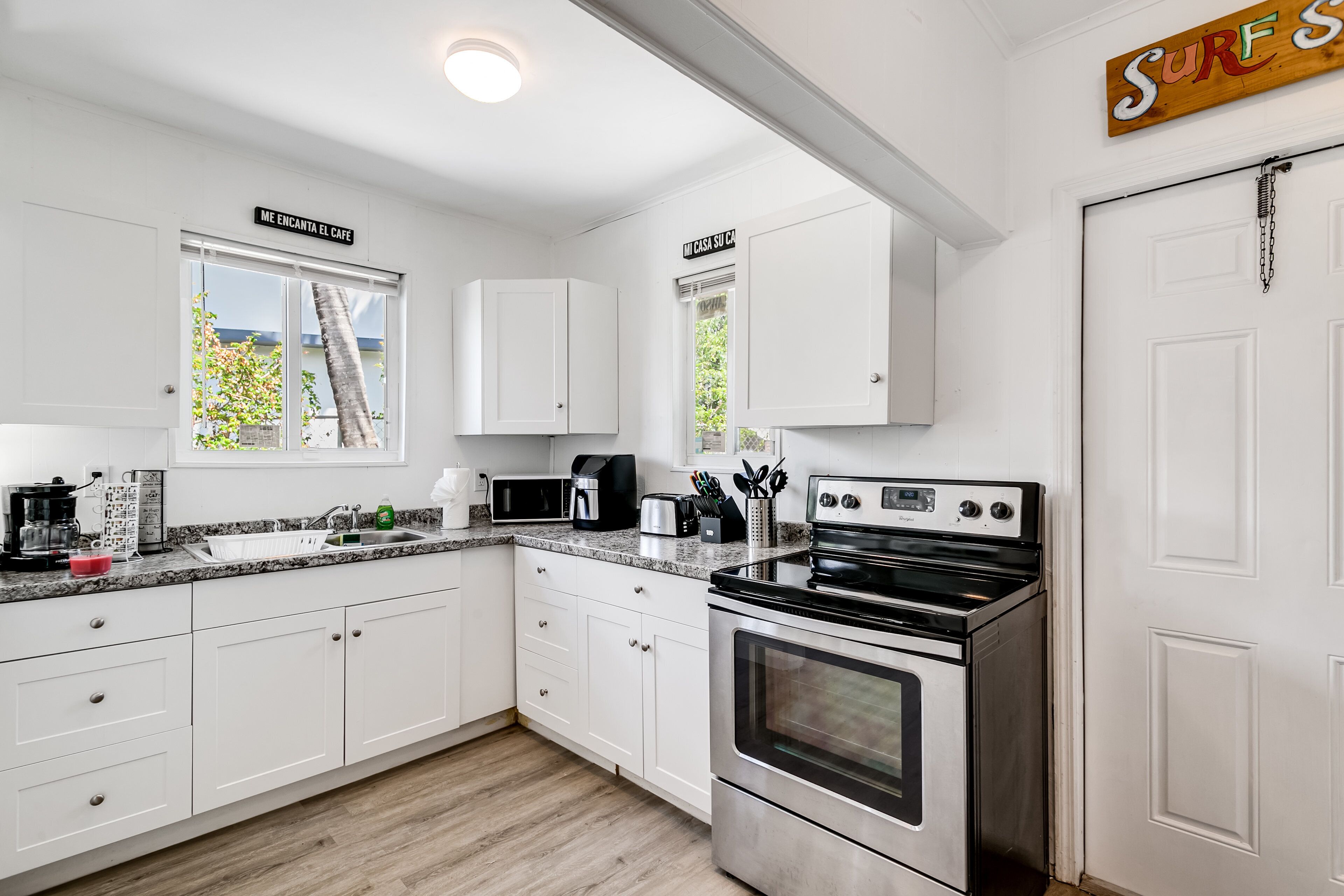 Amazing 3 bedroom w/free parking. Beach..? 6 min!