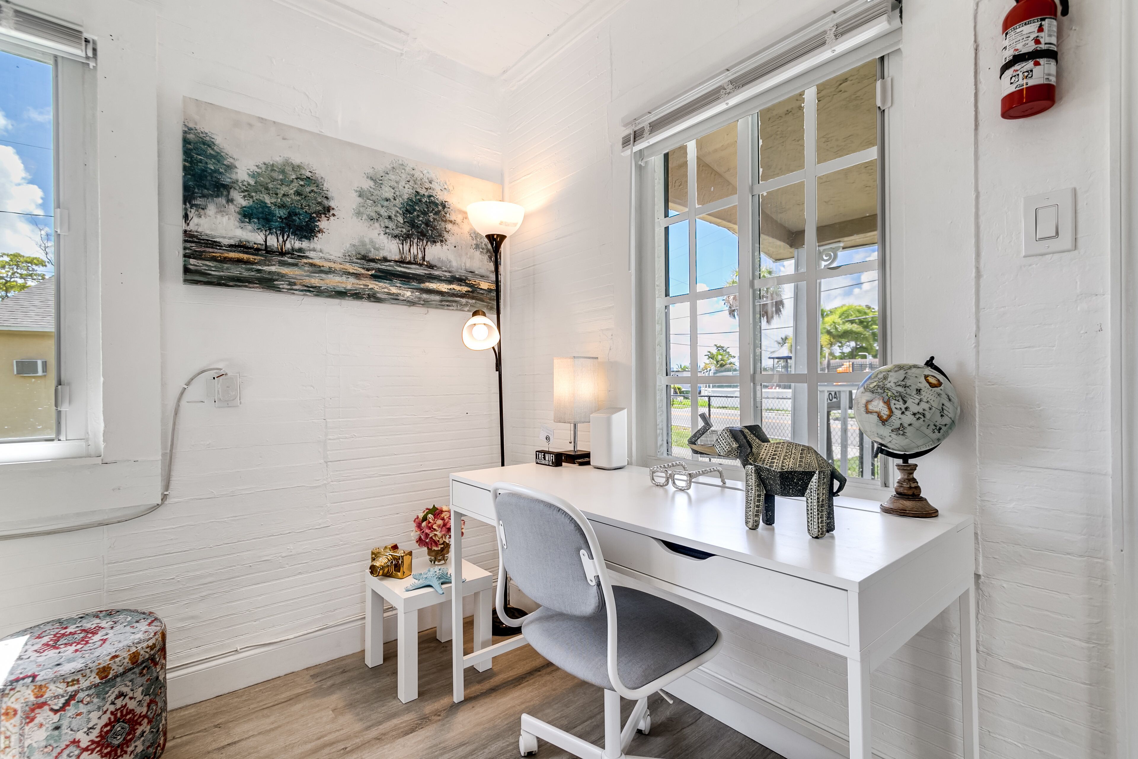 Amazing 3 bedroom w/free parking. Beach..? 6 min!