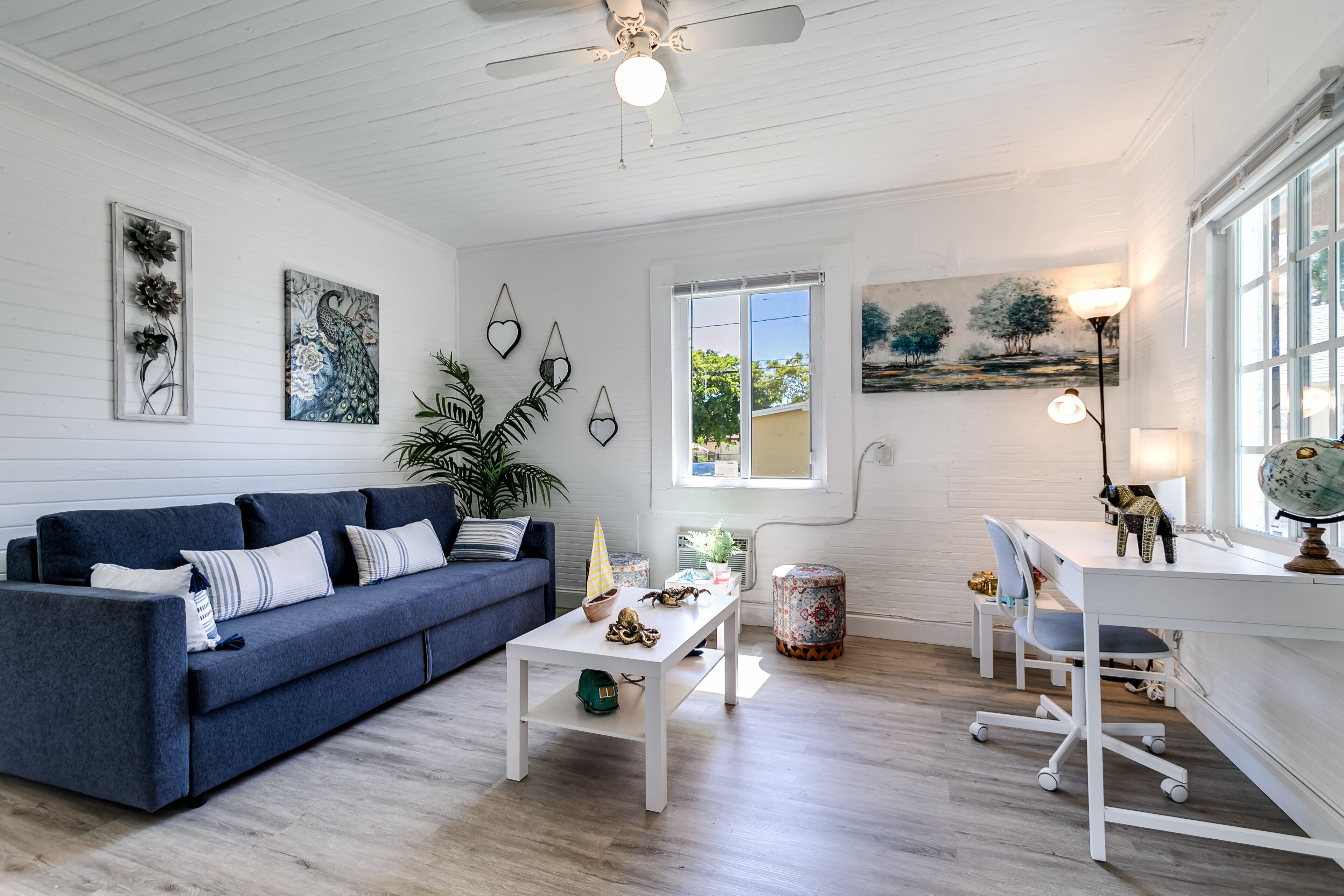 Amazing 3 bedroom w/free parking. Beach..? 6 min!