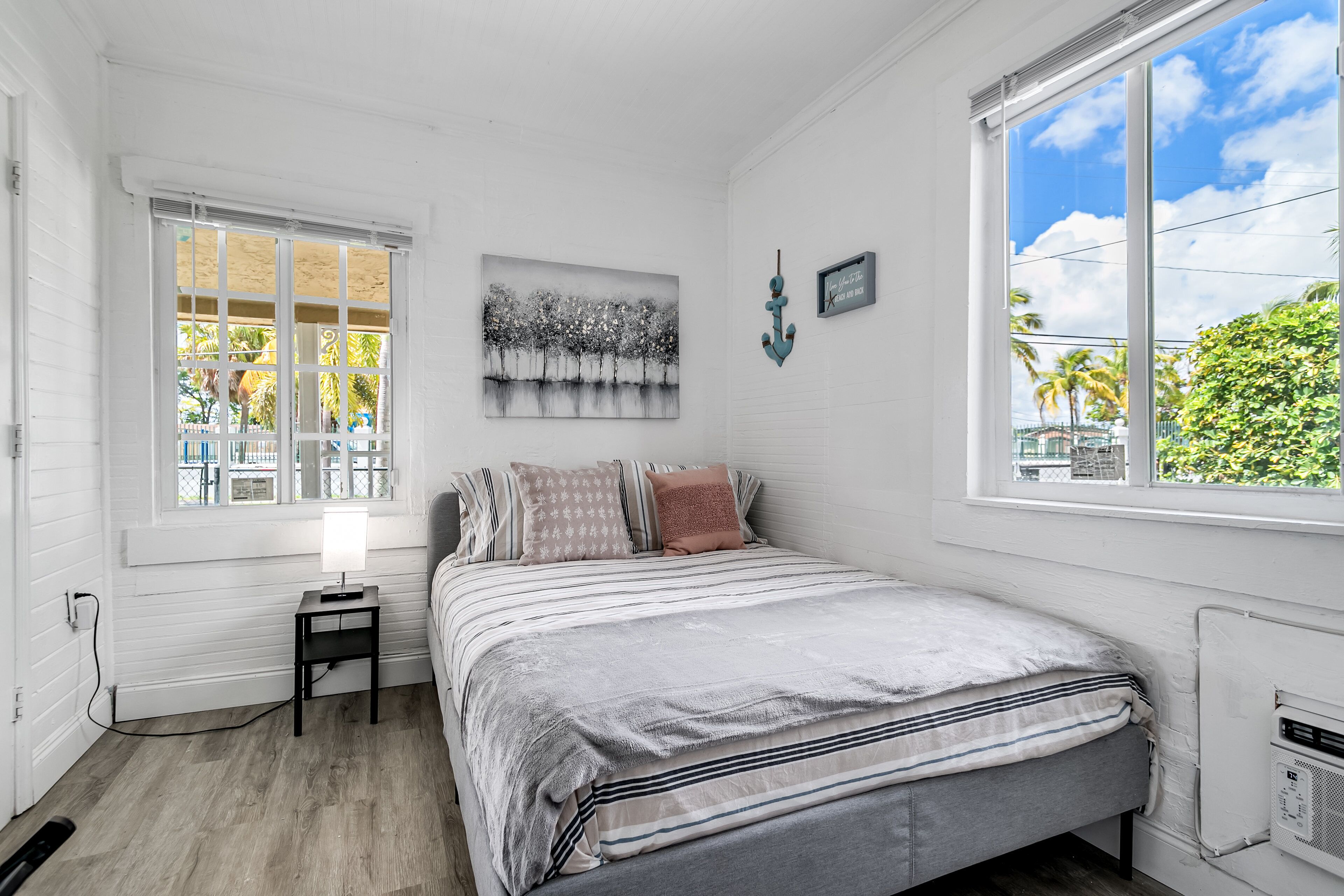 Amazing 3 bedroom w/free parking. Beach..? 6 min!