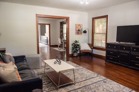 Smart TV. The Warmer Place - Charming Bungalow near TSU