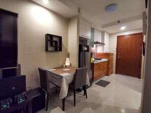 Kühlschrank, Mikrowelle, Herdplatte, Wasserkocher