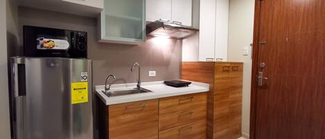 ثلاجة، ميكروويف، موقد طهي مسطح، غلّاية كهربائية