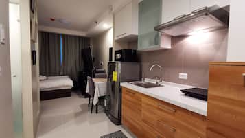 冷蔵庫、電子レンジ、コンロ、電気ポット